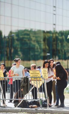 İnsanlar, Avrupa Mahkemesi, insan hakları AİHM sırasında protesto 