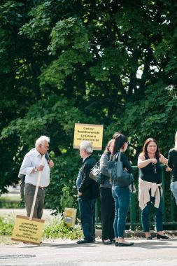 İnsanlar, Avrupa Mahkemesi, insan hakları AİHM sırasında protesto 