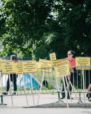 İnsanlar, Avrupa Mahkemesi, insan hakları AİHM sırasında protesto 