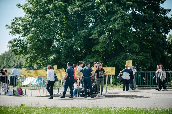 Personas protestando ante el Tribunal Europeo de Derechos Humanos CEDH durante — Foto de Stock