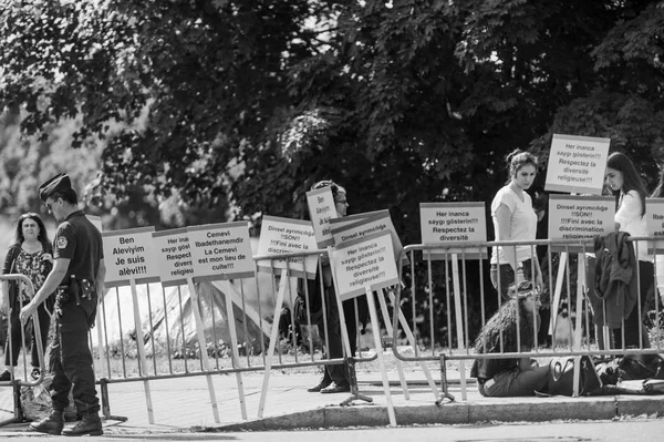 Mensen protesteren bij Europees Hof voor de rechten van de mens EVRM tijdens — Stockfoto