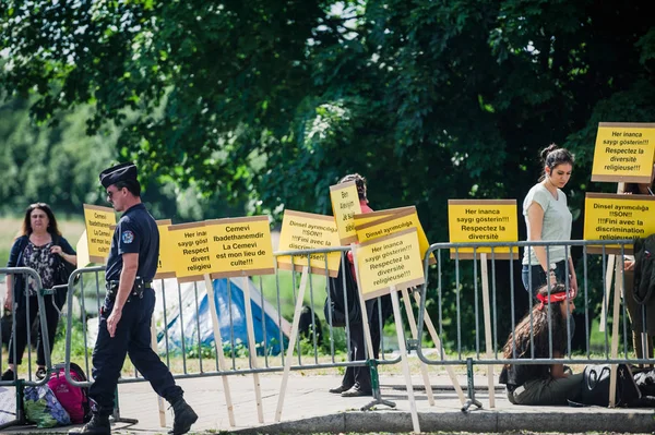 People protesting at European Court of Human Rights ECHR during — Stock Photo, Image