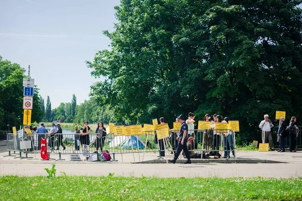 İnsanlar, Avrupa Mahkemesi, insan hakları AİHM sırasında protesto 