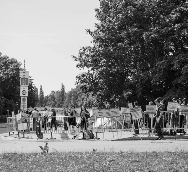 Personas protestando ante el Tribunal Europeo de Derechos Humanos CEDH durante — Foto de Stock