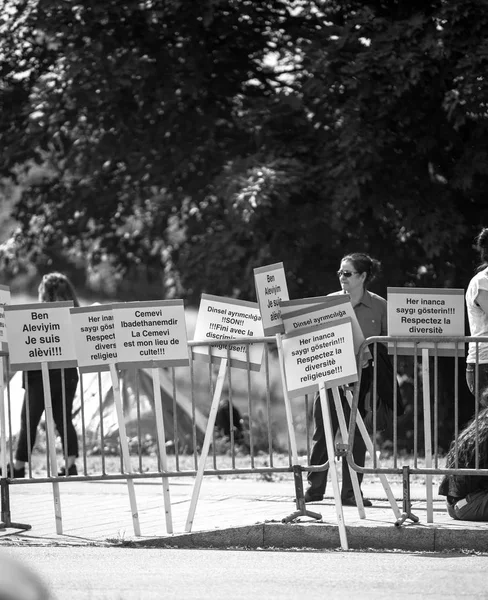 Άνθρωποι που διαμαρτύρονταν στο Ευρωπαϊκό Δικαστήριο των ανθρωπίνων δικαιωμάτων της ΕΣΔΑ κατά τη διάρκεια — Φωτογραφία Αρχείου