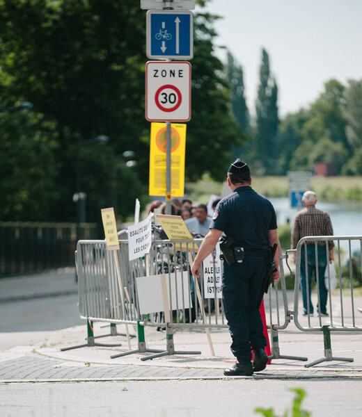 Люди, протестующие в Европейском суде по правам человека
 