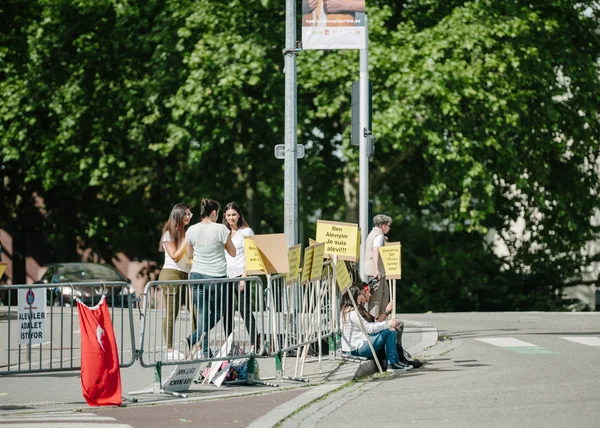 Människor som protesterar vid Europeiska domstolen för mänskliga rättigheter Echr under — Stockfoto