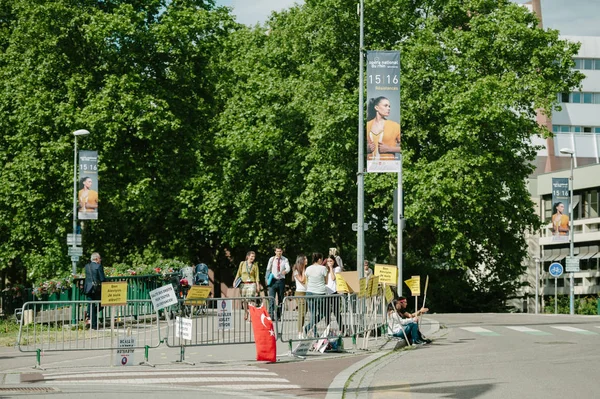 İnsanlar, Avrupa Mahkemesi, insan hakları AİHM sırasında protesto 