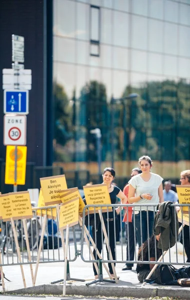 Personas protestando ante el Tribunal Europeo de Derechos Humanos CEDH durante —  Fotos de Stock