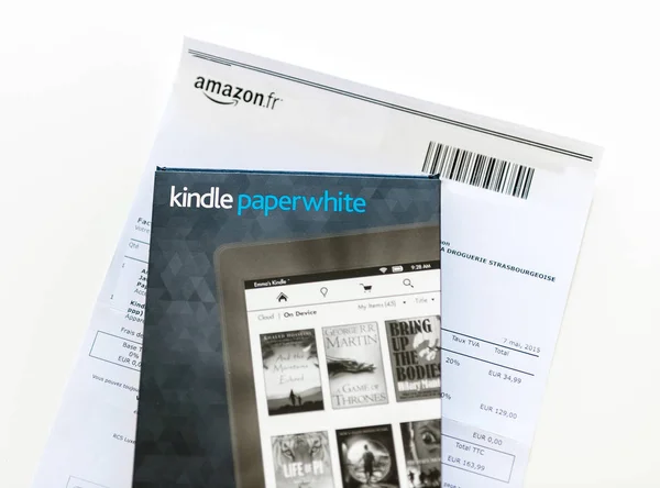 Amazon Kindle Paperwhite e capa de proteção de couro no whi — Fotografia de Stock