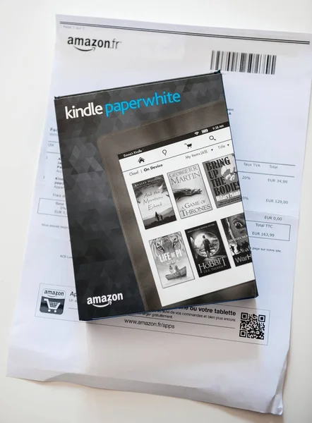 Whi のアマゾン Kindle Paperwhite と革の保護カバー — ストック写真