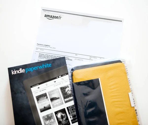 Amazon Kindle Paperwhite и кожаный чехол на whi — стоковое фото
