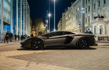 Kensignt üzerinde Lamborghini Aventador lüks spor karbon araba park