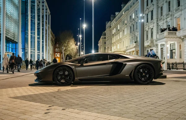 Lamborghini Aventador กีฬาหรูหรารถคาร์บอนที่จอดอยู่บน Kensignt — ภาพถ่ายสต็อก