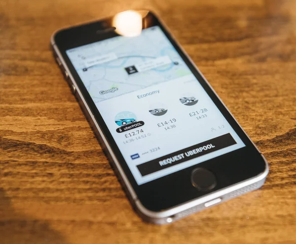 Aplikacja Apple Iphone Smartphone i uber z uberpool — Zdjęcie stockowe
