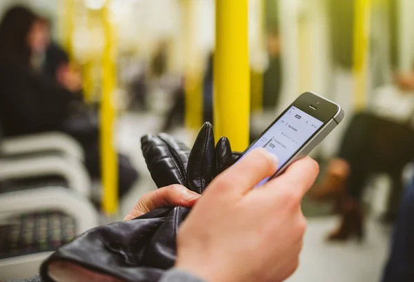 Mujer insde metro tren tubo vagón usando smartphone para ver el m — Foto de Stock