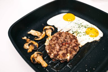 lezzetli ham sığır eti burger tavada teflon gr pişmiş