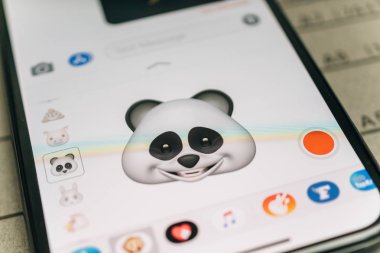 Panda yüz kimliği yüz iphone tarafından üretilen 3d animoji emoji ayı 
