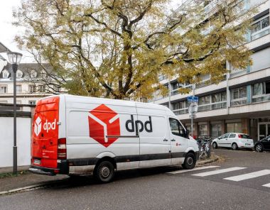Strasbourg, Fransa - 4 Aralık 2017: Dpd posta kurye van dağıtma parsel yerleşim bölgesi mahallede park etmiş bir Fransız sokakta