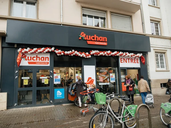 Eingang zu französischem Supermarkt in der Stadt mit Menschen — Stockfoto