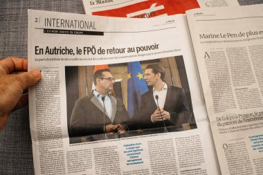 Far ve p ile Le Monde Fransız kapak gazete okuyan adam