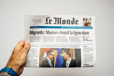 Far ve p ile Le Monde Fransız kapak gazete okuyan adam