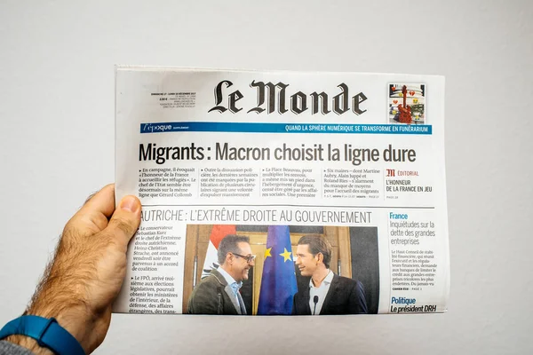 Mann liest Le Monde Französisch Titelzeitung mit Scheinwerfer und p — Stockfoto