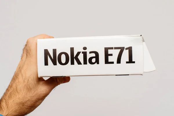 Homem segurando nova caixa de objeto Nokia Vintage E71 — Fotografia de Stock