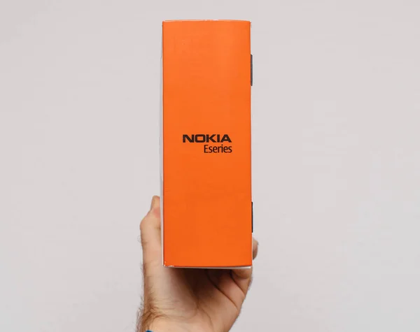 Homme tenant une nouvelle boîte de Nokia Vintage objet E71 — Photo
