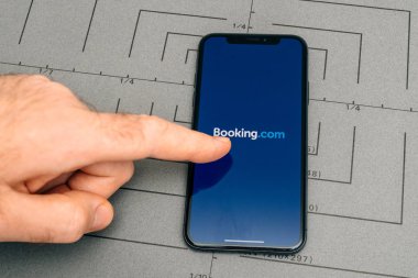Booking.com app ile yeni iphone Apple X 10 holding adam 