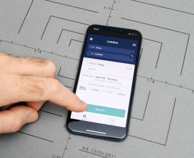 Trainline uygulaması ile yeni iphone Apple X 10 holding adam 
