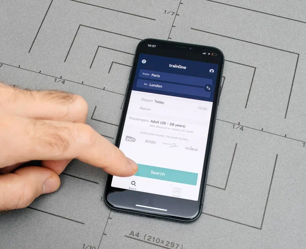 Trainline 응용 프로그램을 새로운 아이폰 애플 X 10을 들고 남자 — 스톡 사진