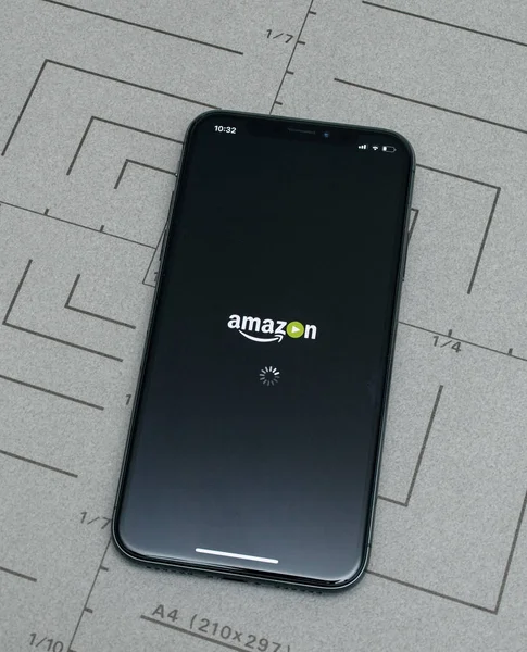 Człowiek posiadający nowy iphone Apple X 10 z Amazon Prime wideo jest — Zdjęcie stockowe