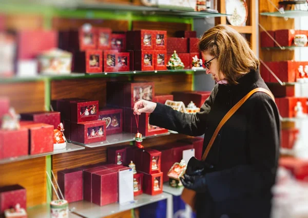 Strasbourg Francia Dicembre 2017 Donna Che Shopping All Interno Villeroy — Foto Stock