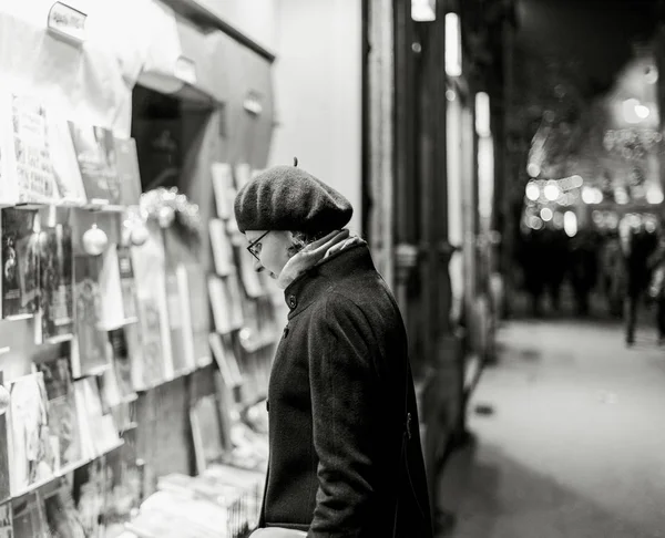 Strasbourg Francia Dic 2017 Mujer Comprando Regalos Navidad Durante Las —  Fotos de Stock