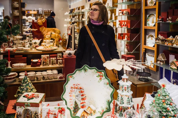 Strasbourg Francia Diciembre 2017 Mujer Compras Dentro Villeroy Boch Cermaic — Foto de Stock