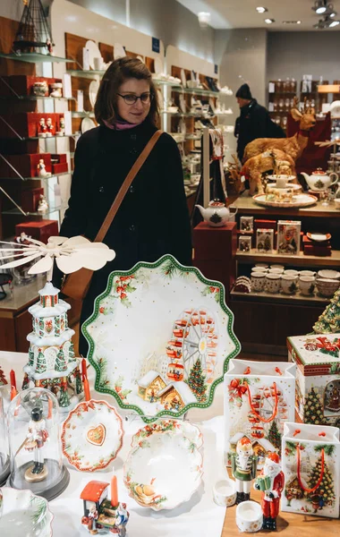 Strasbourg Francia Diciembre 2017 Mujer Compras Dentro Villeroy Boch Cermaic — Foto de Stock