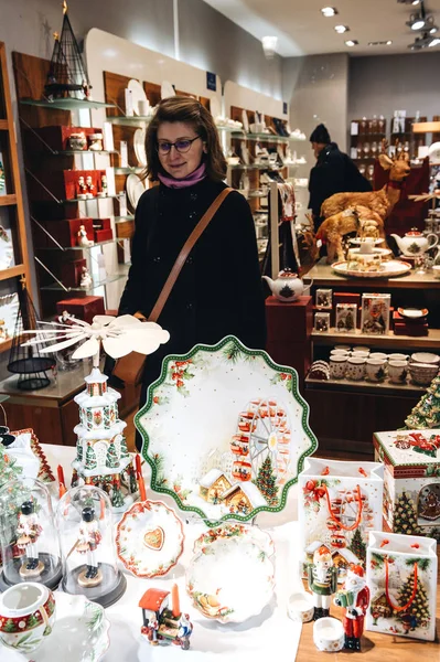 Strasbourg Frankrike December 2017 Kvinna Shopping Inuti Villeroy Boch Keramiska — Stockfoto