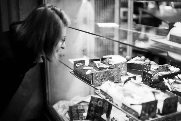 Mulher Comprando Doces Pastelaria Janela Pastelaria Cidade Francesa Durante Férias — Fotografia de Stock