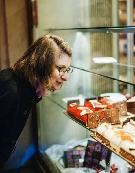 Γυναίκα Χρειαστεί Αγοράσετε Γλυκά Ένα Παράθυρο Κατάστημα Αρτοποιίας Ζαχαροπλαστικής Στη — Φωτογραφία Αρχείου