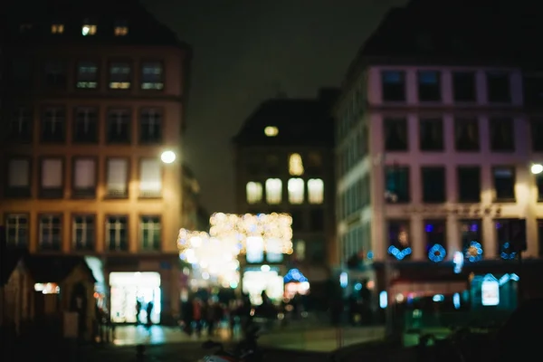 焦圣诞节市场的看法散的灯光在斯特拉斯堡 阿尔萨斯 — 图库照片