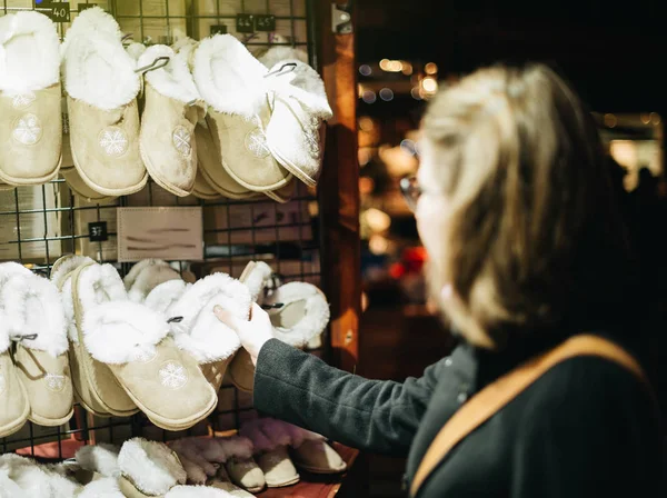 Frau Kauft Kinderschuhe Aus Wolle Auf Dem Traditionellen Weihnachtsmarkt Elsässischen — Stockfoto