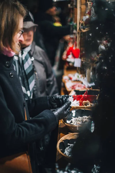 Paris Frankreich November 2017 Frau Kauft Souvenirs Und Spielzeug Aus — Stockfoto