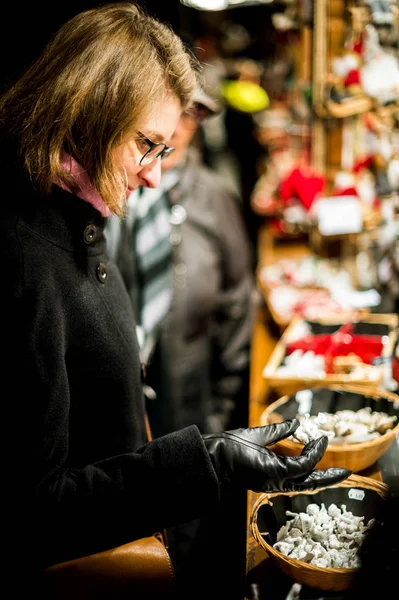 Женщина Покупает Сувениры Игрушки Ручной Работы Шерсти Традиционном Рождественском Рынке — стоковое фото