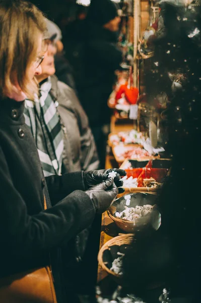 Kvinna Köpa Souvenirer Och Leksaker Handgjorda Ull Den Traditionella Julmarknaden — Stockfoto