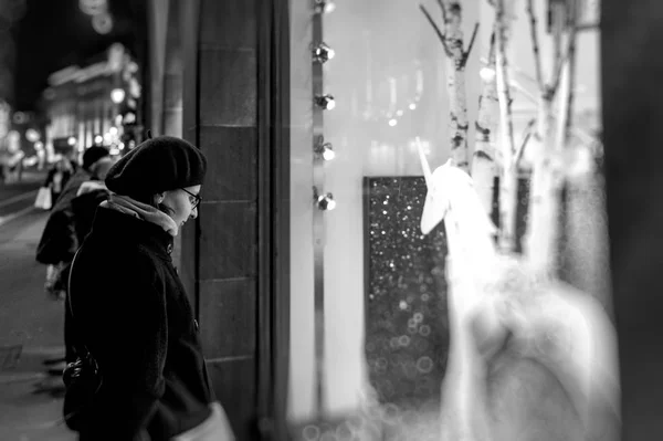 Mulher Comprando Jóias França Durante Mercado Natal Frente Vitrine Uma — Fotografia de Stock