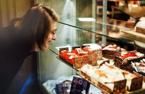 Woman Buying Sweets Patisserie Bakery Store Window French City Christmas — Stock Photo, Image