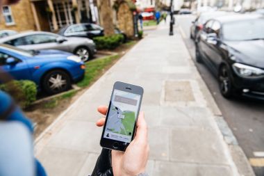 Greenwich, London, İngiltere - 10 Mart 2017: mesaj ile British Street Uber taksi taksi için 2 dakika uzakta ekran telefon - bakış açısı seyir telefon sokakta bekleyen kadın