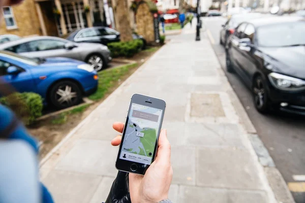 Greenwich Londyn Wielka Brytania Marca 2017 Kobieta Czeka Uber Taksówki — Zdjęcie stockowe