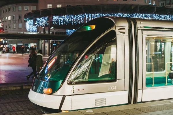 Strasbourg Francia Dicembre 2016 Tramvia Notturna Nella Città Francese Strasburgo — Foto Stock